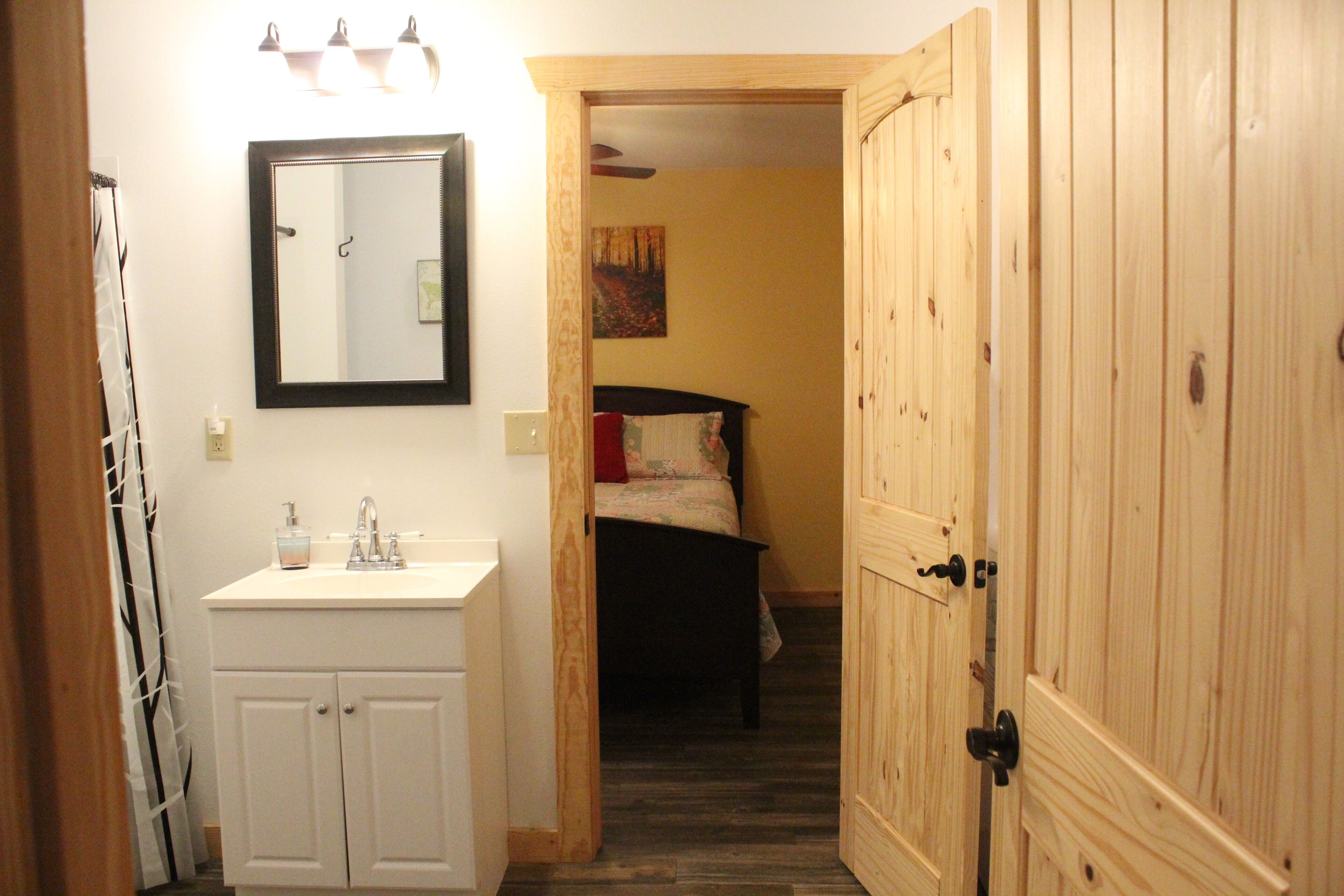 Crosscut Cabins- Minutes from Lake, River, & Diamond Mine! Private Hiking Trail!