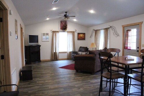 Crosscut Cabins- Minutes from Lake, River, & Diamond Mine! Private Hiking Trail!