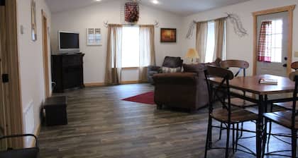 Crosscut Cabins- Minutes from Lake, River, & Diamond Mine! Private Hiking Trail!