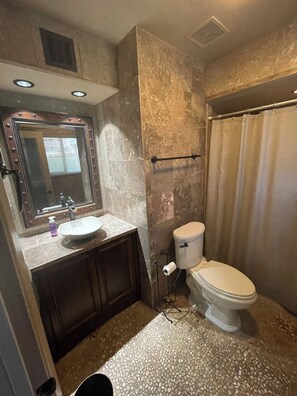 Combined shower/bathtub, towels, soap - 3 bedroom 2 bath Pool home (Lake Havasu City)