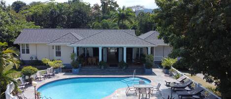 Una piscina al aire libre