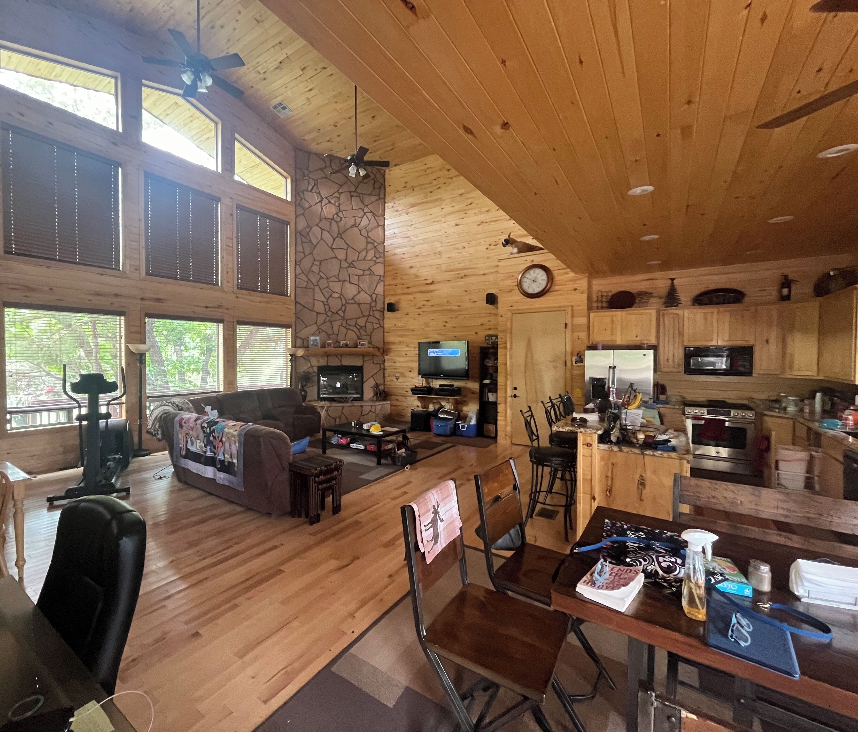 Älytelevisio, takka, DVD-soitin, pöytätennispöytä