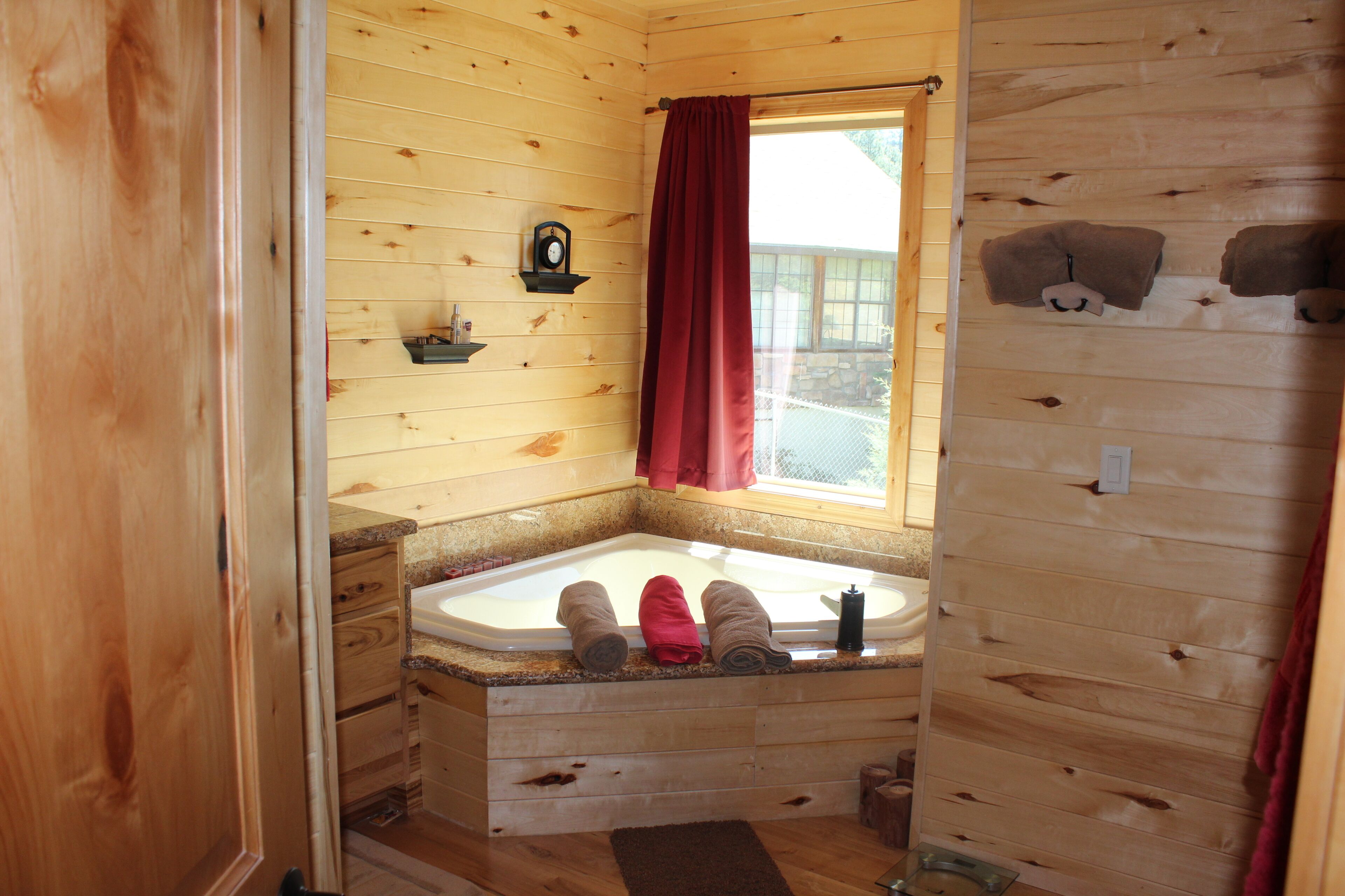 Great Heat Get-Away In <br>Large Luxury Cabin, Cool Pines