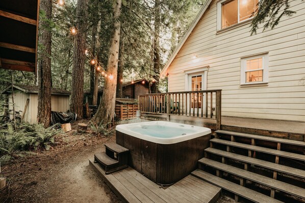 Outdoor spa tub - Snowline Cabin #1 - A Perfect New Contemporary Family Retreat With a Hot Tub! (Glacier)
