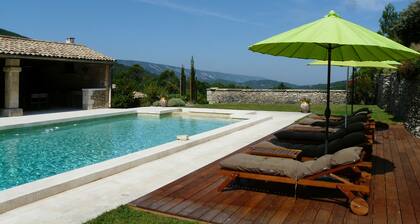 Erinomainen Provencen maalaistalo upealla näkymällä Lacostessa Parc du Lubéronissa