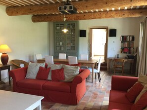 Télévision, cheminée