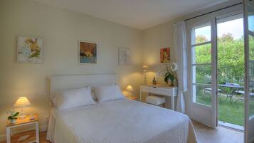 2 chambres, coffres-forts dans les chambres, fer et planche Ă repasser