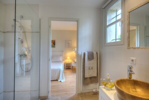 Een douche, een haardroger, handdoeken, zeep