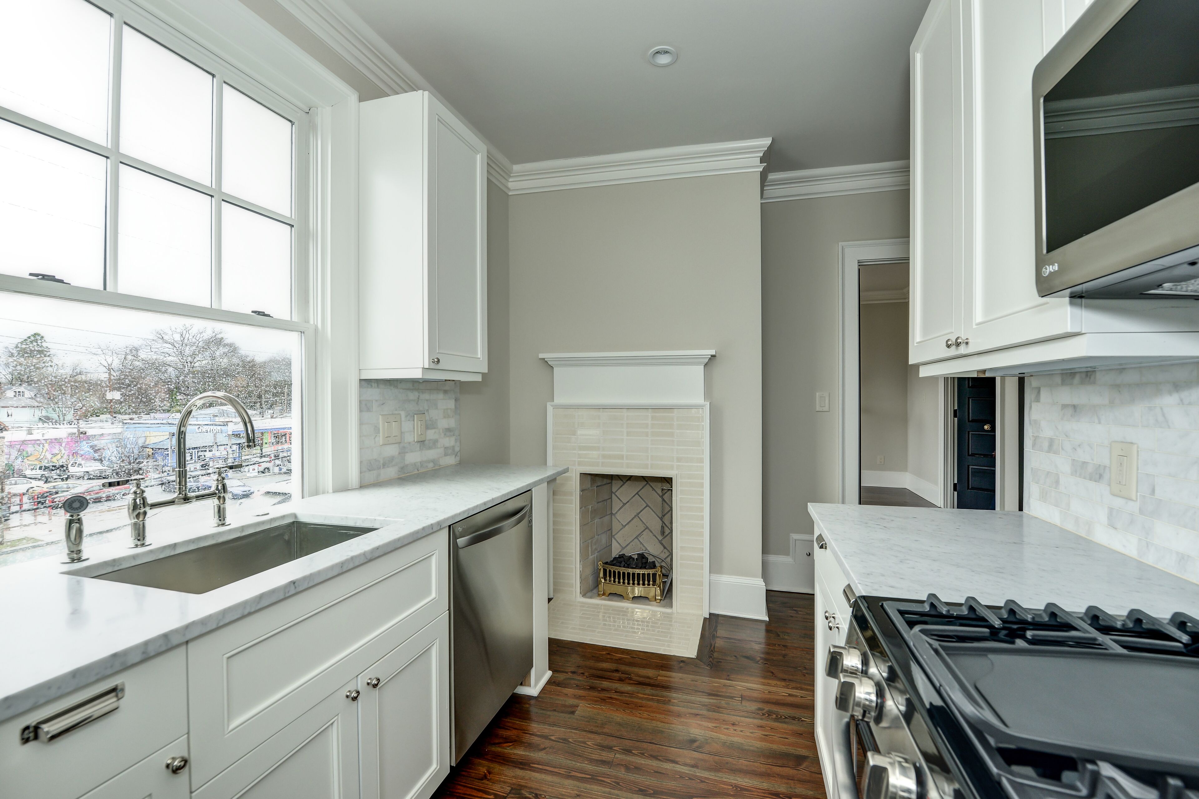 Unit 3 - Spectacular Contemporary 1 Bedroom, Huge Living Area, 3 Fireplaces