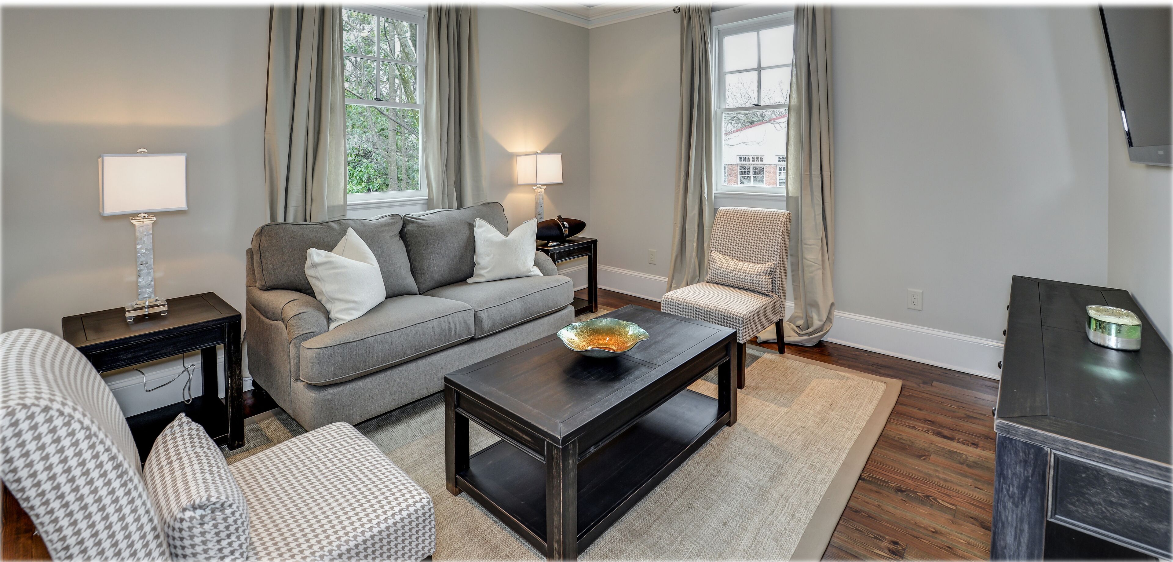 Unit 3 - Spectacular Contemporary 1 Bedroom, Huge Living Area, 3 Fireplaces