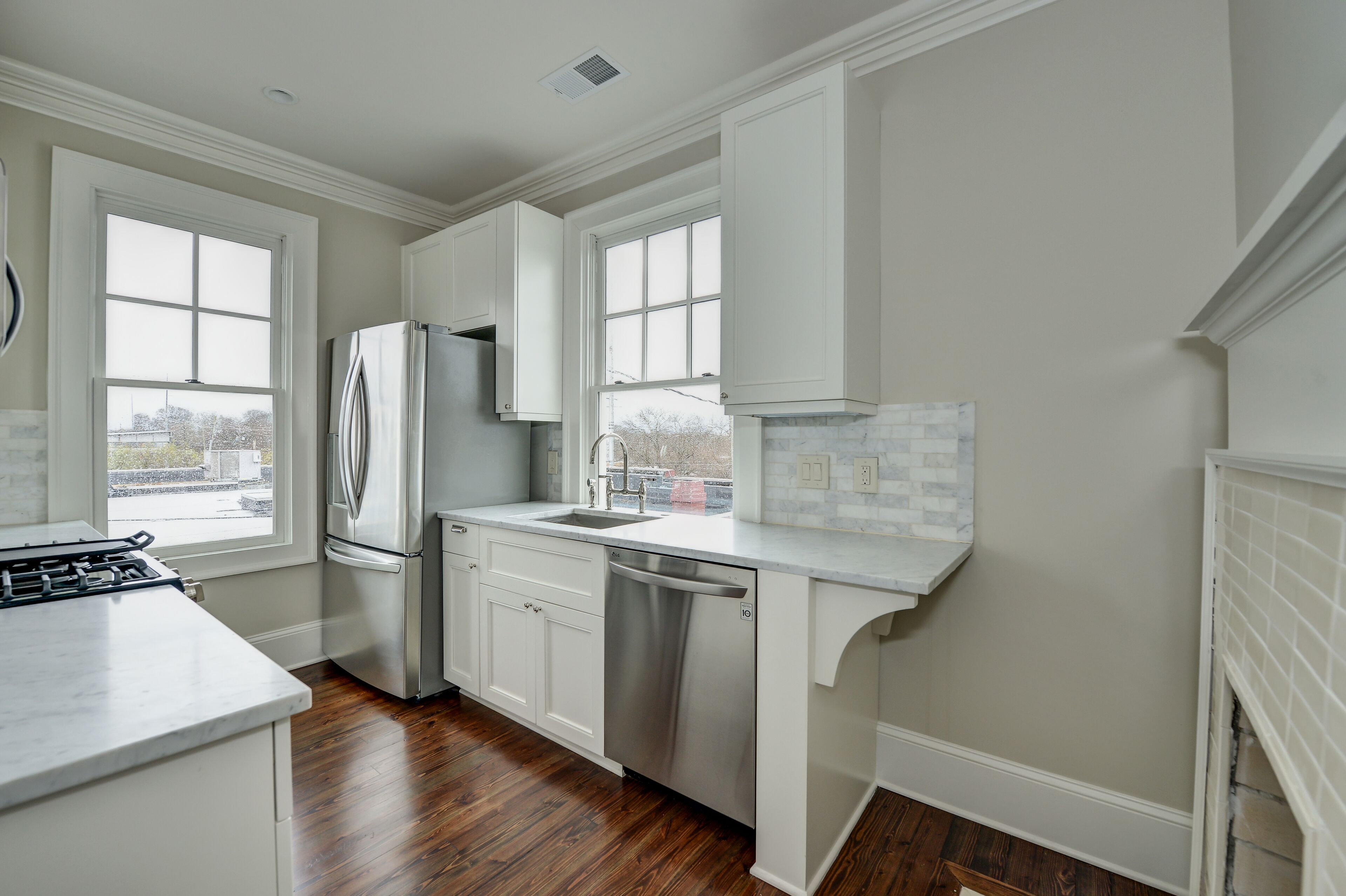 Unit 3 - Spectacular Contemporary 1 Bedroom, Huge Living Area, 3 Fireplaces