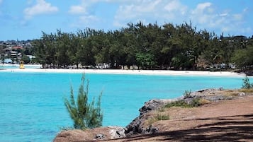 Plage à proximité, chaises longues, serviettes de plage