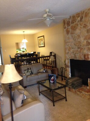 Smart TV, caminetto, lettore DVD