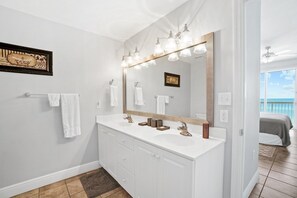 Combined shower/tub, hair dryer, towels