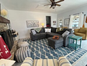 Smart TV, fireplace, DVD player, books - Lake View house with park like yard with cowboy pool to beat the heat !! (Canyon Lake)