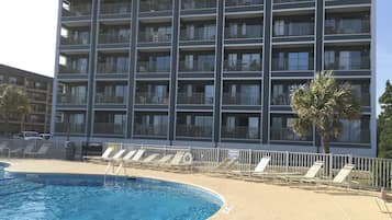 Alberca techada y alberca al aire libre