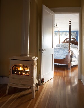 5 bedrooms, iron/ironing board, travel crib, free WiFi