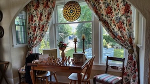 Dining - SEQUIM HERITAGE HOUSE where relaxed elegance & craftsmanship abound....  (Sequim)