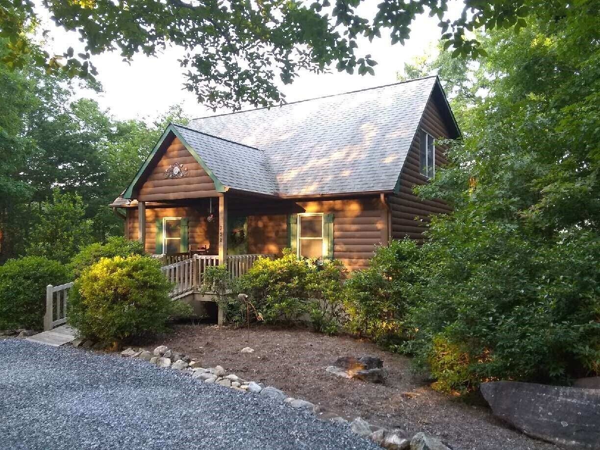 Log Cabin w/game rm, firepit, views of Chimney Rock Mtn, 1/4 mi to hiking trails