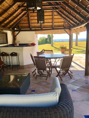Outdoor dining - Private villa in exclusive area, with pool, tennis and direct  access to beach (Marbella)