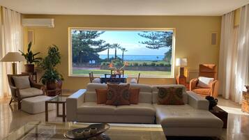 Smart TV, chimenea, tenis de mesa y libros