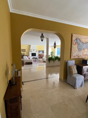 Smart TV, fireplace, table tennis, books - Private villa in exclusive area, with pool, tennis and direct  access to beach (Marbella)