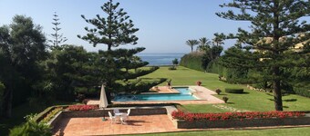 Villa privée dans zone exclusive, avec piscine, tennis et accès direct à la plage