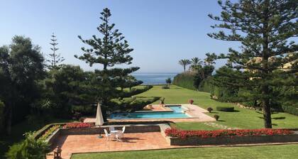 Villa privée dans zone exclusive, avec piscine, tennis et accÚs direct à la plage