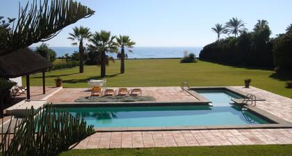 Private villa in exclusive area, with pool, tennis and direct access to beach