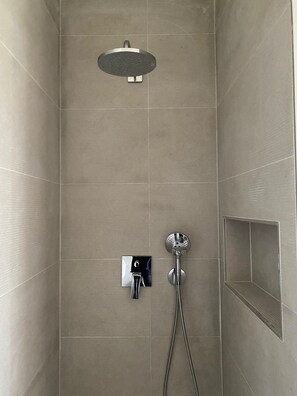 Shower, hair dryer, towels, toilet paper - Private villa in exclusive area, with pool, tennis and direct  access to beach (Marbella)