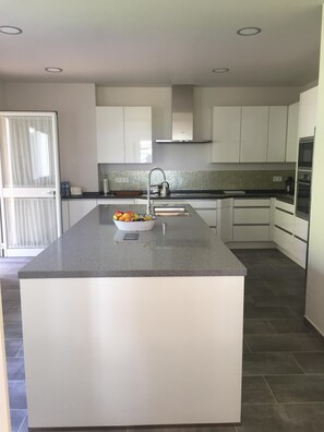 Fridge, microwave, oven, stovetop - Private villa in exclusive area, with pool, tennis and direct  access to beach (Marbella)