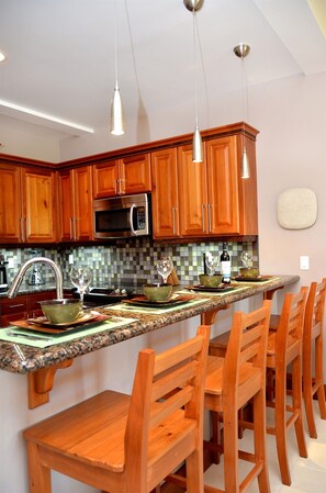 Fridge, microwave, oven, stovetop - 2BR 221: Sleeps 6, Bunks, Pool, Hot Tub, Sea Views (Placencia)