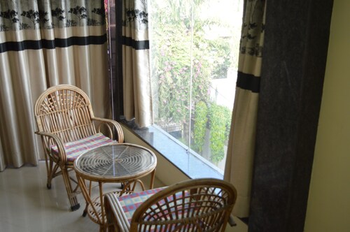 Redchillies Studio Apartment [ Bedroom + Study Room ] - Sleeps 4