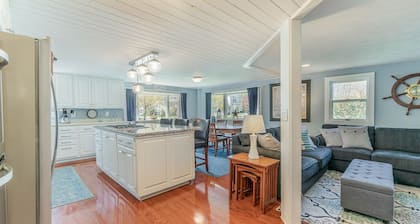 Hogar grande moderno y actualizado con concepto abierto a un paseo corto del centro.