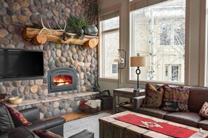 Televisión y chimenea 