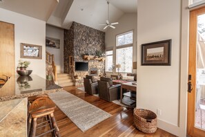 Televisión y chimenea 