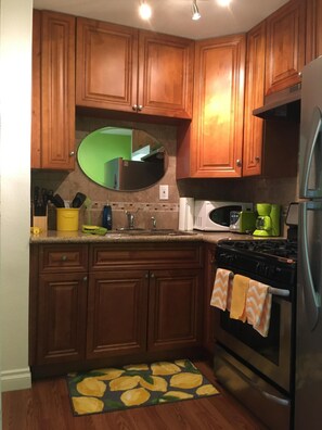 冷蔵庫、電子レンジ、オーブン、コンロ