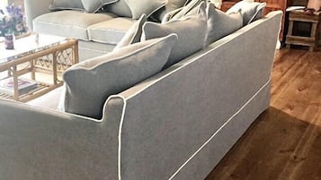 Smart-tv, eldstad och en stereo