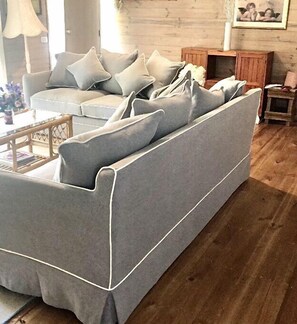 Smart TV, fireplace, stereo - Cherub Cottage - quiet romantic getaway. Wifi & Disney (Cowes)