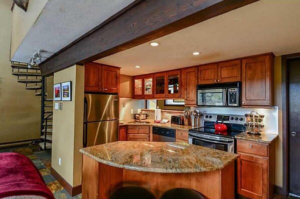 Fridge, microwave, oven, stovetop - Deer Lodge - Penthouse Ski Condo in Breckenridge (Breckenridge)