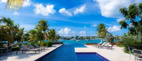 Alberca al aire libre y alberca infinita