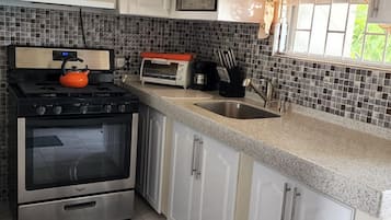 KylskÄp, mikrovÄgsugn, ugn och spishÀll