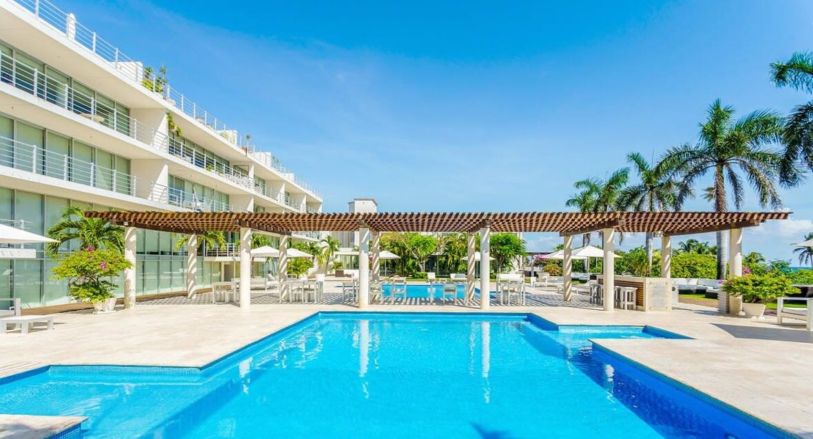 室外游泳池，日光浴躺椅