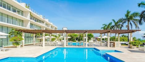 Piscine extérieure, chaises longues