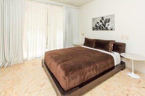 4 bedrooms, desk, iron/ironing board, WiFi - Spacious, Poolside, Gym, 1 Block Beach & 5th Ave (Playa del Carmen)