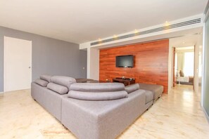 Interior - Spacious, Poolside, Gym, 1 Block Beach & 5th Ave (Playa del Carmen)