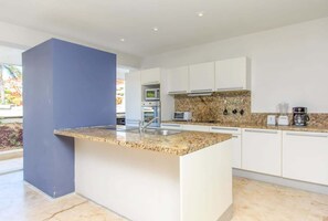 Refrigerador, microondas, parrilla de estufa y cafetera y tetera 