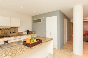 Refrigerador, microondas, parrilla de estufa y cafetera y tetera 