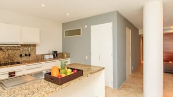 Réfrigérateur, micro-ondes, plaque de cuisson, cafetiÚre/bouilloire