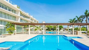 Piscine extérieure, chaises longues